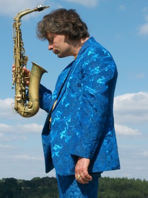 Hartmut Dorschner mit Saxophon in der Natur