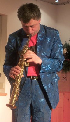 Hartmut Dorschner mit Saxophon, Solo im blauen Seidenanzug
